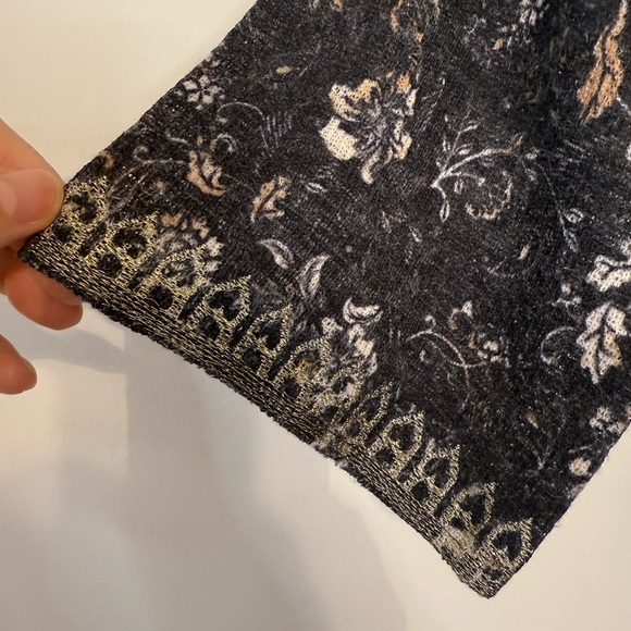 BKE Boutique Floral Top Black Multi - Picture 8 of 9